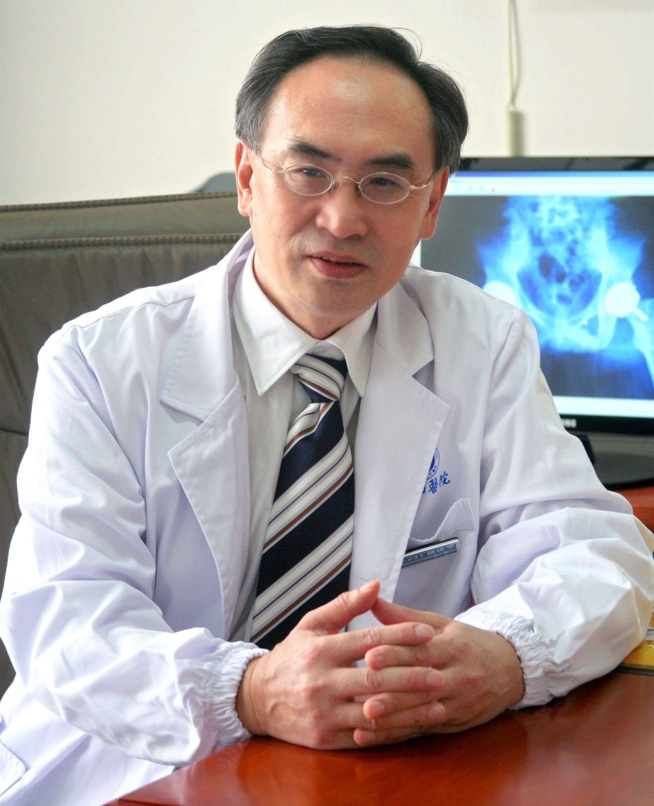 1470210260875417.jpg 封三杨述华教授_副本.jpg